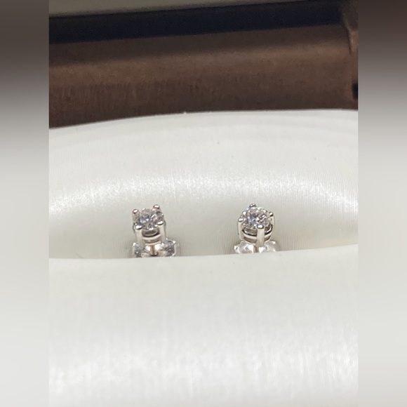 BRAND NEW ! 14K WHITE GOLD DIAMOND STUD EARRINGS ( 0,16 oct.) - Picture 3 of 17